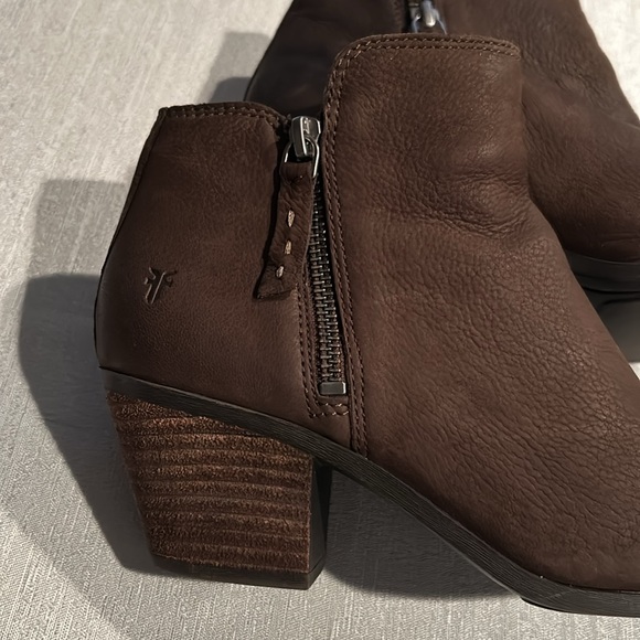 FRYE Women’s Brown Ankle Booties Distressed Texture All Over Size 6 Gently Used - Picture 4 of 16